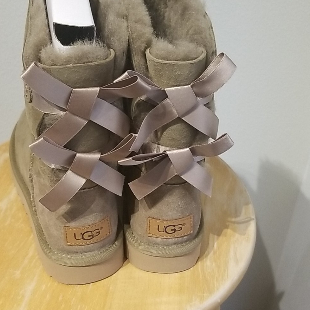 New!! UGG Bailey bow boots. - Picture 3 of 4
